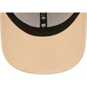bezowa-regulowana-czapka-z-zakrzywionym-daszkiem-z-brazowym-logo-9forty-league-essential-new-york-yankees-mlb-od-new-era