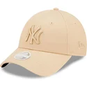 bezowa-regulowana-czapka-z-zakrzywionym-daszkiem-dla-kobiet-z-bezowym-logo-9forty-league-essential-new-york-yankees-mlb-od-new-e