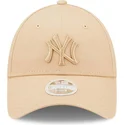 bezowa-regulowana-czapka-z-zakrzywionym-daszkiem-dla-kobiet-z-bezowym-logo-9forty-league-essential-new-york-yankees-mlb-od-new-e