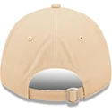 bezowa-regulowana-czapka-z-zakrzywionym-daszkiem-dla-kobiet-z-bezowym-logo-9forty-league-essential-new-york-yankees-mlb-od-new-e