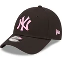 czarna-zakrzywiona-regulowana-czapka-z-rozowym-logo-dla-dzieci-9forty-league-essential-new-york-yankees-mlb-od-new-era
