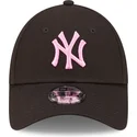 czarna-zakrzywiona-regulowana-czapka-z-rozowym-logo-dla-dzieci-9forty-league-essential-new-york-yankees-mlb-od-new-era