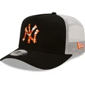 czapka-trucker-czarno-biala-z-pomaranczowym-logo-a-frame-seasonal-infill-new-york-yankees-mlb-od-new-era