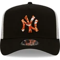 czapka-trucker-czarno-biala-z-pomaranczowym-logo-a-frame-seasonal-infill-new-york-yankees-mlb-od-new-era