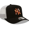 czapka-trucker-czarno-biala-z-pomaranczowym-logo-a-frame-seasonal-infill-new-york-yankees-mlb-od-new-era