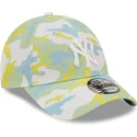 czapki-curva-zielony-tasma-regulowana-9forty-all-over-print-seasonal-new-york-yankees-mlb-new-era