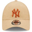 brazowa-regulowana-czapka-z-zakrzywionym-daszkiem-z-brazowym-logo-9forty-jersey-essential-new-york-yankees-mlb-new-era