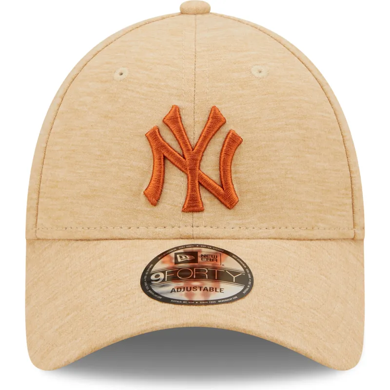 brazowa-regulowana-czapka-z-zakrzywionym-daszkiem-z-brazowym-logo-9forty-jersey-essential-new-york-yankees-mlb-new-era