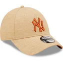 brazowa-regulowana-czapka-z-zakrzywionym-daszkiem-z-brazowym-logo-9forty-jersey-essential-new-york-yankees-mlb-new-era