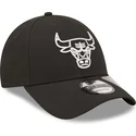 czarna-regulowana-czapka-z-zakrzywionym-daszkiem-9forty-repreve-monochrom-chicago-bulls-nba-new-era