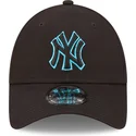 czarna-czapka-z-zakrzywionym-daszkiem-regulowana-z-niebieskim-logo-9forty-neon-outline-new-york-yankees-mlb-od-new-era