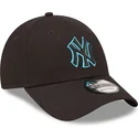 czarna-czapka-z-zakrzywionym-daszkiem-regulowana-z-niebieskim-logo-9forty-neon-outline-new-york-yankees-mlb-od-new-era