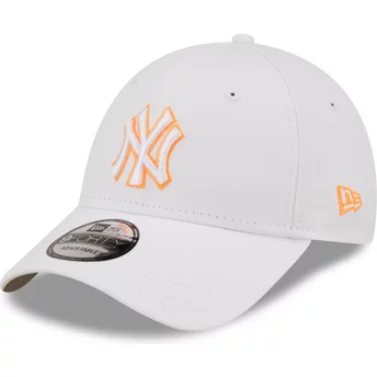 Biała, regulowana czapka z zakrzywionym daszkiem z pomarańczowym logotypem 9FORTY Neon Outline New York Yankees MLB od New Era