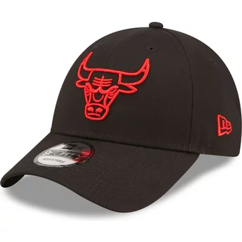 Czarna, regulowana czapka z daszkiem z czerwonym logo 9FORTY Neon Outline Chicago Bulls NBA od New Era