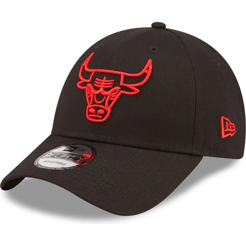 czarna-regulowana-czapka-z-zakrzywionym-daszkiem-z-czerwonym-logo-9forty-neon-outline-chicago-bulls-nba-new-era