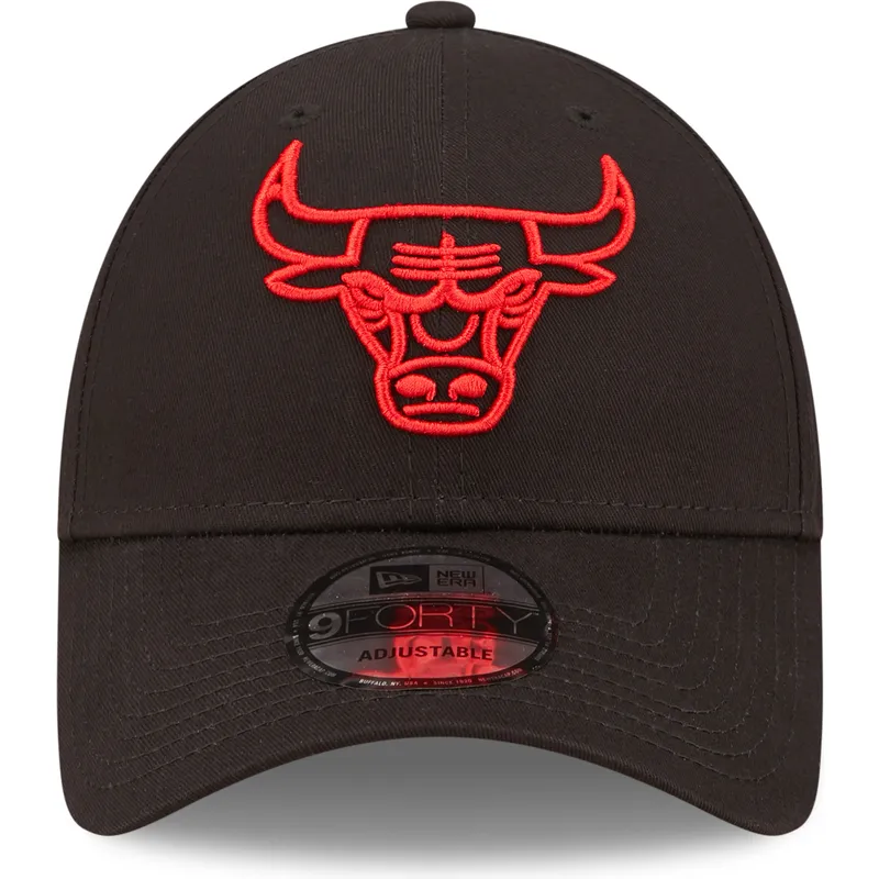 czarna-regulowana-czapka-z-zakrzywionym-daszkiem-z-czerwonym-logo-9forty-neon-outline-chicago-bulls-nba-new-era