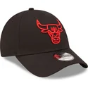 czarna-regulowana-czapka-z-zakrzywionym-daszkiem-z-czerwonym-logo-9forty-neon-outline-chicago-bulls-nba-new-era