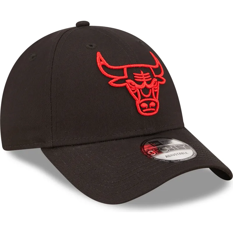 czarna-regulowana-czapka-z-zakrzywionym-daszkiem-z-czerwonym-logo-9forty-neon-outline-chicago-bulls-nba-new-era