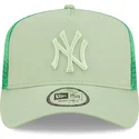jasnozielona-czapka-trucker-z-zielonym-logo-a-frame-tonal-mesh-new-york-yankees-mlb-od-new-era