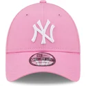 rozowa-czapka-z-zakrzywionym-daszkiem-regulowana-z-bialym-logo-9forty-league-essential-new-york-yankees-mlb-od-new-era