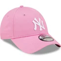 rozowa-czapka-z-zakrzywionym-daszkiem-regulowana-z-bialym-logo-9forty-league-essential-new-york-yankees-mlb-od-new-era