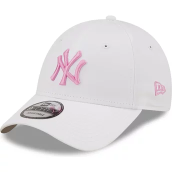 Biała, regulowana czapka z zakrzywionym daszkiem z różowym logo 9FORTY League Essential New York Yankees MLB od New Era
