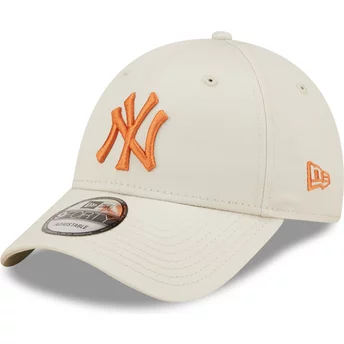 Regulowana beżowa czapka z zakrzywionym daszkiem z pomarańczowym logo 9FORTY League Essential New York Yankees MLB od New Era