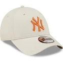 czapki-curva-bezowy-tasma-regulowana-9forty-league-essential-new-york-yankees-mlb-new-era