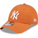 pomaranczowa-czapka-z-zakrzywionym-daszkiem-regulowana-9forty-league-essential-new-york-yankees-mlb-od-new-era