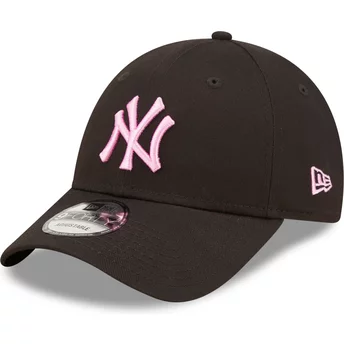 Czarna, regulowana czapka z zakrzywionym daszkiem z różowym logo 9FORTY League Essential New York Yankees MLB od New Era