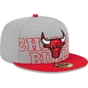 szara-i-czerwona-dopasowana-czapka-z-daszkiem-59fifty-draft-edition-2023-chicago-bulls-nba-new-era