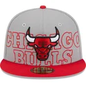 szara-i-czerwona-dopasowana-czapka-z-daszkiem-59fifty-draft-edition-2023-chicago-bulls-nba-new-era