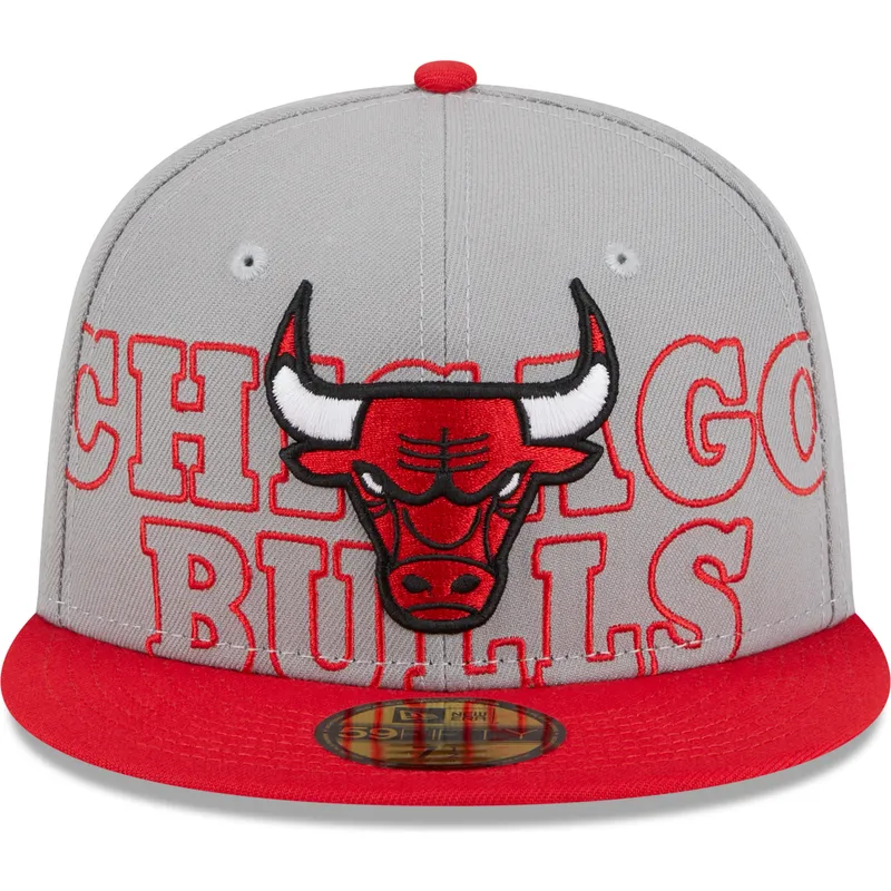 szara-i-czerwona-dopasowana-czapka-z-daszkiem-59fifty-draft-edition-2023-chicago-bulls-nba-new-era