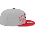 szara-i-czerwona-dopasowana-czapka-z-daszkiem-59fifty-draft-edition-2023-chicago-bulls-nba-new-era