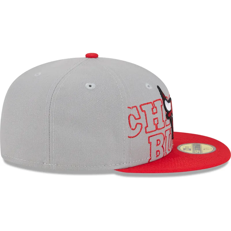 szara-i-czerwona-dopasowana-czapka-z-daszkiem-59fifty-draft-edition-2023-chicago-bulls-nba-new-era