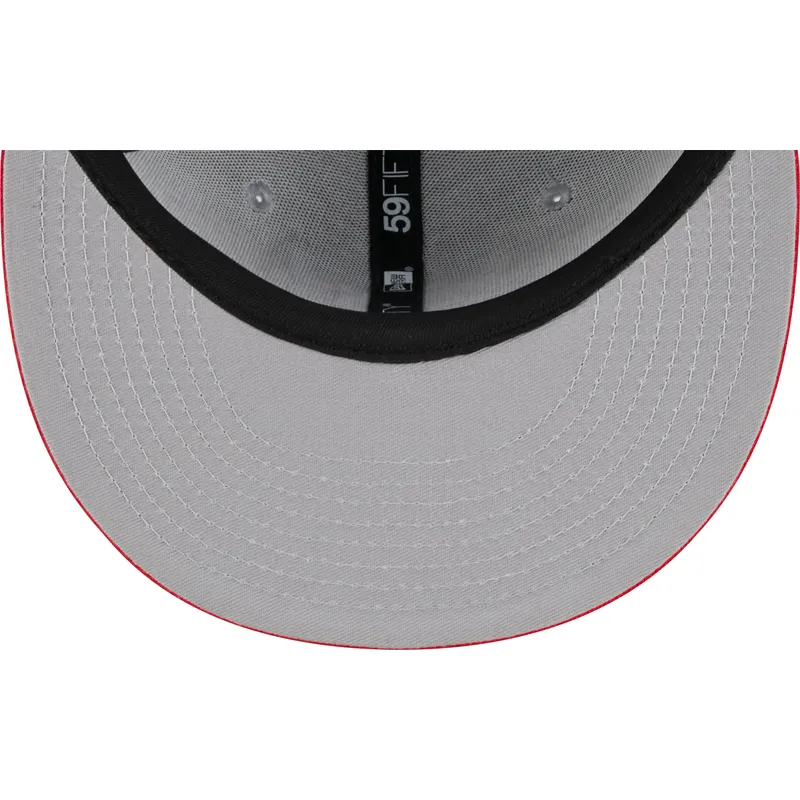 szara-i-czerwona-dopasowana-czapka-z-daszkiem-59fifty-draft-edition-2023-chicago-bulls-nba-new-era