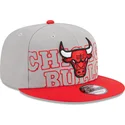 szara-i-czerwona-czapka-z-daszkiem-snapback-9fifty-draft-edition-2023-chicago-bulls-nba-new-era