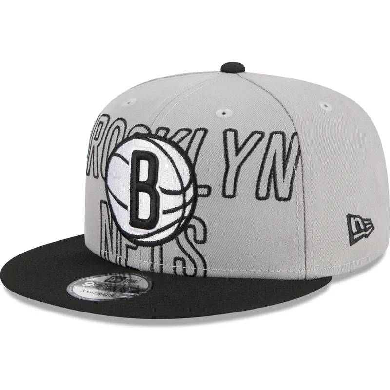 szara-i-czarna-plaska-czapka-snapback-9fifty-draft-edition-2023-brooklyn-nets-nba-new-era