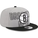 szara-i-czarna-czapka-z-plaskim-daszkiem-snapback-9fifty-draft-edition-2023-brooklyn-nets-nba-od-new-era