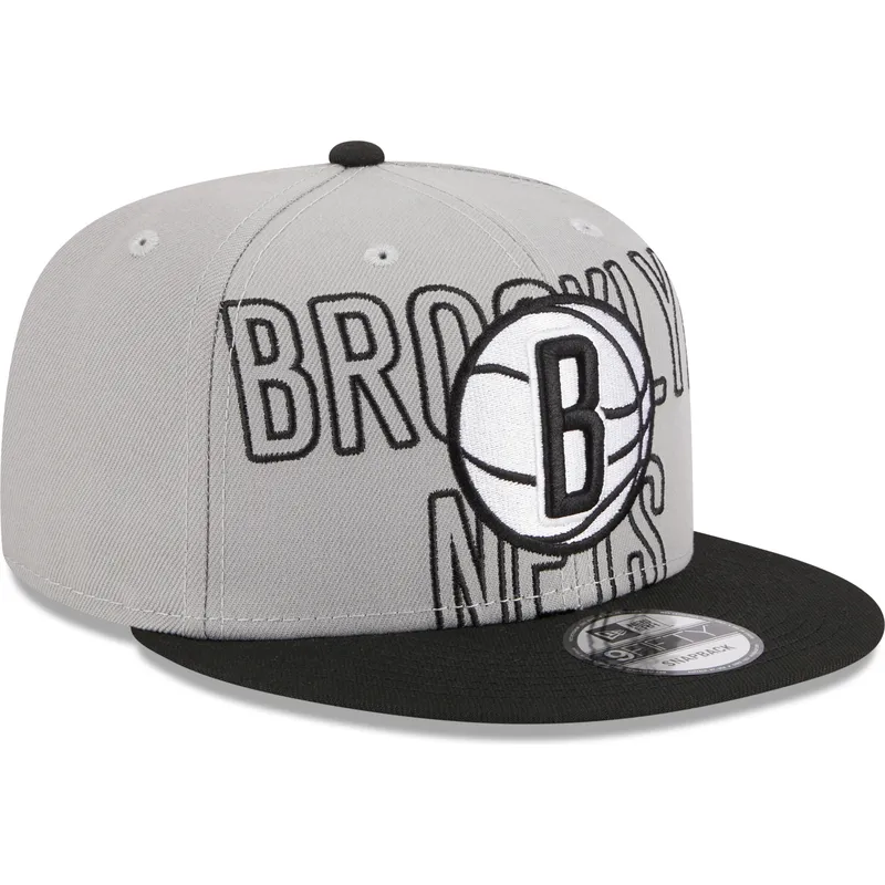 szara-i-czarna-plaska-czapka-snapback-9fifty-draft-edition-2023-brooklyn-nets-nba-new-era