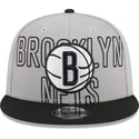 szara-i-czarna-czapka-z-plaskim-daszkiem-snapback-9fifty-draft-edition-2023-brooklyn-nets-nba-od-new-era