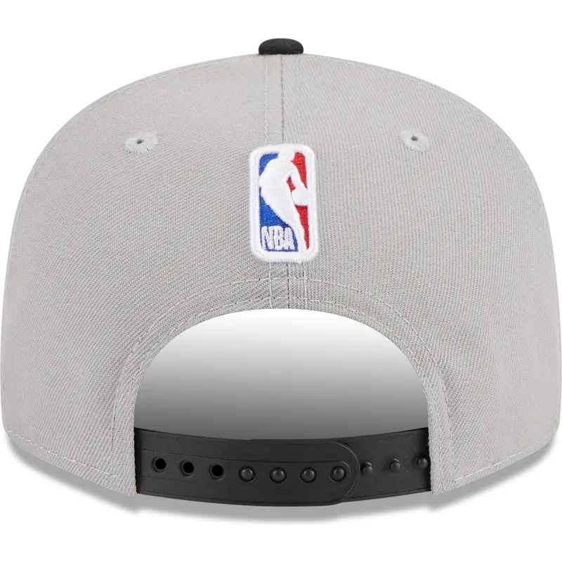 szara-i-czarna-plaska-czapka-snapback-9fifty-draft-edition-2023-brooklyn-nets-nba-new-era