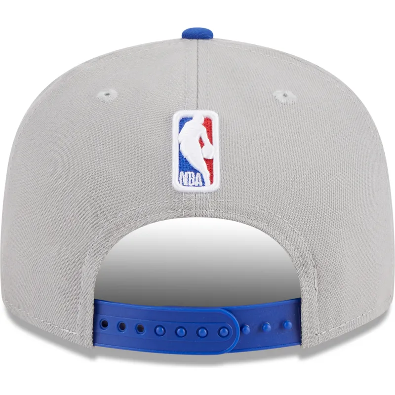 szara-i-niebieska-czapka-z-daszkiem-snapback-9fifty-draft-edition-2023-new-york-knicks-nba-new-era