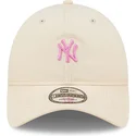 jasnorozowa-zakrzywiona-czapka-z-regulacja-i-rozowym-logo-9twenty-mini-logo-new-york-yankees-mlb-od-new-era
