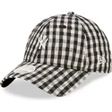 regulowana-czarna-czapka-z-daszkiem-dla-kobiet-9twenty-gingham-new-york-yankees-mlb-od-new-era