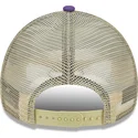 bezowo-fioletowa-czapka-truckerka-9forty-a-frame-all-day-trucker-los-angeles-lakers-nba-od-new-era