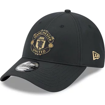 Czarna, regulowana czapka z daszkiem 9FORTY z złotym logo Manchester United Football Club Premier League od New Era