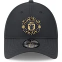 czarna-zakrzywiona-regulowana-czapka-z-logo-w-kolorze-zlotym-9forty-manchester-united-football-club-premier-league-od-new-era