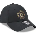 czarna-zakrzywiona-regulowana-czapka-z-logo-w-kolorze-zlotym-9forty-manchester-united-football-club-premier-league-od-new-era