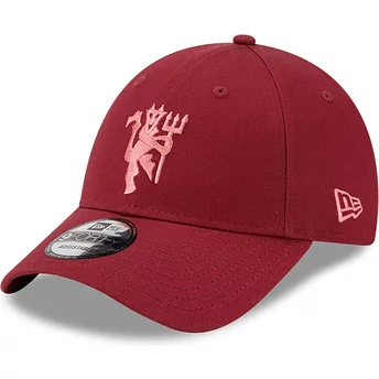 Czerwona, regulowana czapka z zakrzywionym daszkiem 9FORTY Seasonal z czerwonym logo Manchester United Football Club Premier Lea
